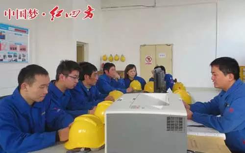 生产岗位员工进行班组学习 生产岗位员工进行班组学习