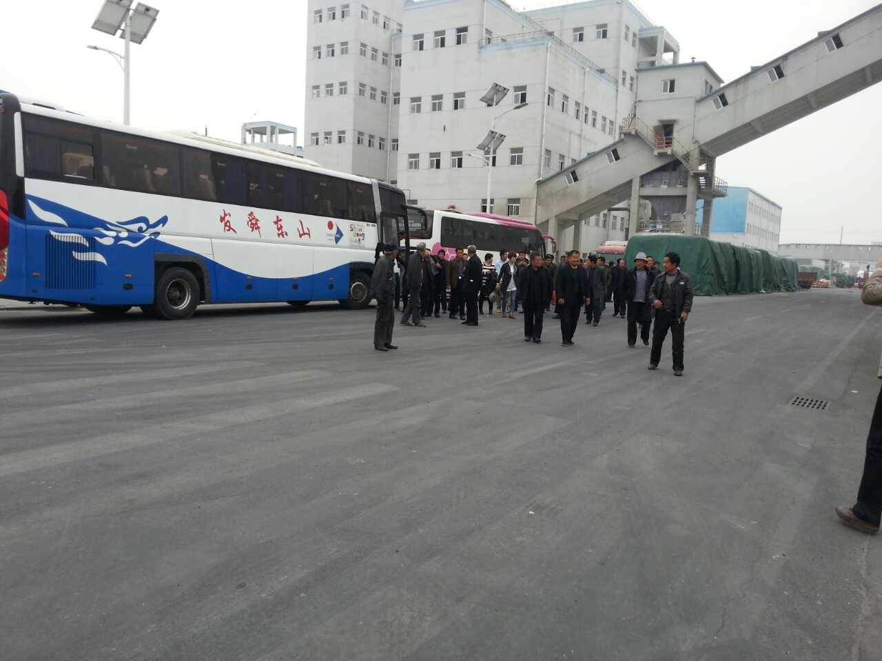 山东曹县经销商及合作社相关人员来红四方复合肥厂区参观.jpg