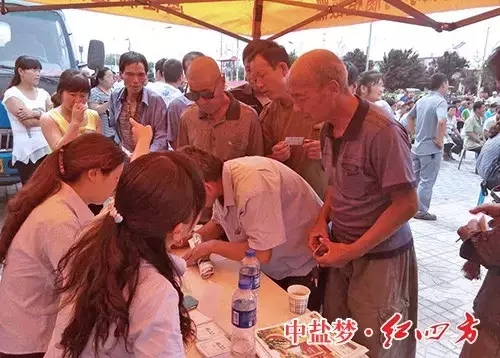 红四方好肥料进万家,当地老少用户争相排队领取赠肥卡 红四方好肥料进万家,当地老少用户争相排队领取赠肥卡