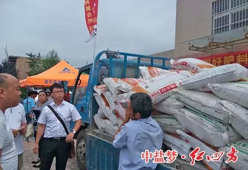一袋袋好肥料交到农民手中,让农民用上好肥料 一袋袋好肥料交到农民手中,让农民用上好肥料