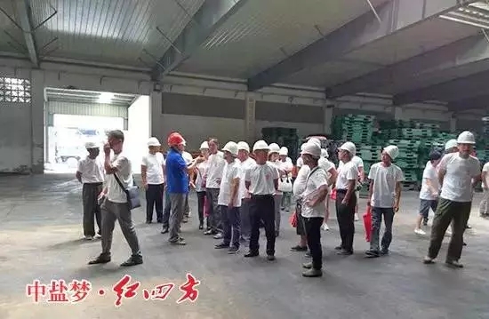 边参观,边听业务经理的讲解 边参观,边听业务经理的讲解