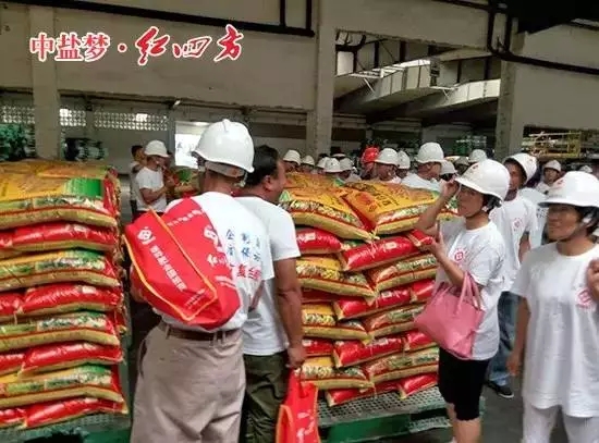 瞧瞧红四方肥料堆满仓,再也不用担心了! 瞧瞧红四方肥料堆满仓,再也不用担心了!