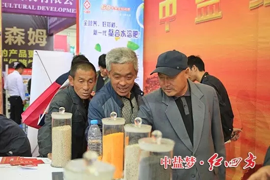 “往哪里走啊?”一位参会的经销商拉住身边匆匆而过的老乡问。 “往哪里走啊?”一位参会的经销商拉住身边匆匆而过的老乡问。