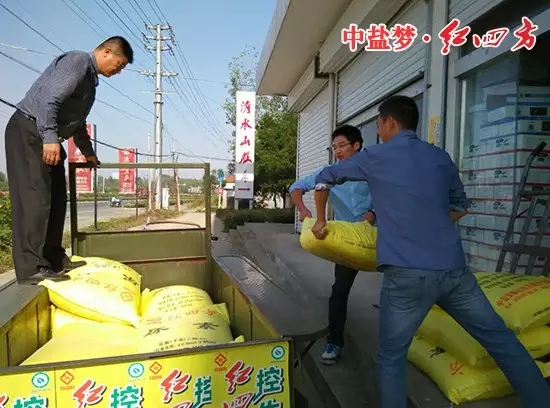 促销活动一刻也停不下来，今天又促销复合肥及尿素共120袋，继续加油！