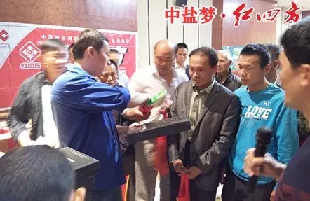 红四方罗玉国经理向客户发放礼品 红四方罗玉国经理向客户发放礼品