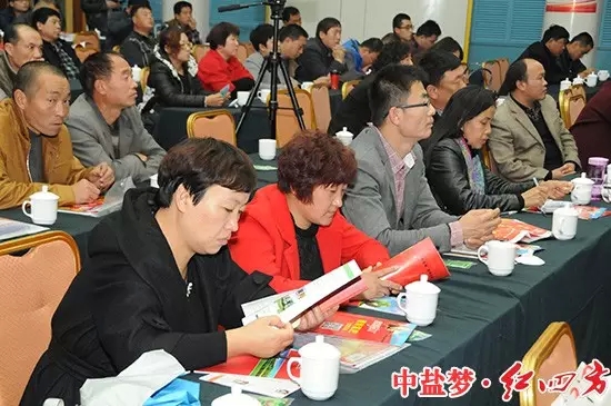 ▲新产品卖点真不错——红四方复合肥 ▲新产品卖点真不错——红四方复合肥