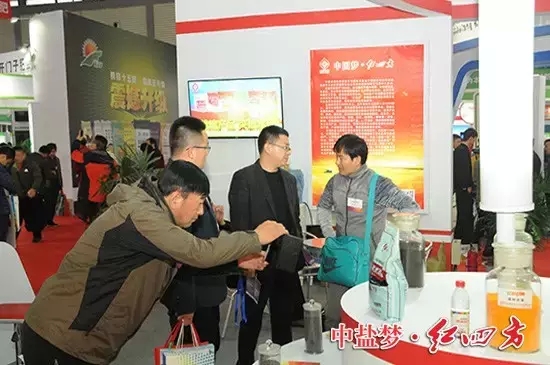 客户驻足参观、观看样品、索取材料-红四方 客户驻足参观、观看样品、索取材料-红四方