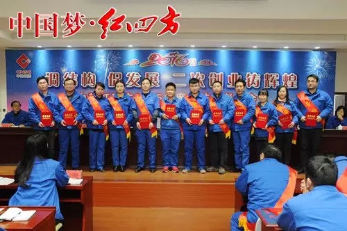 ▲营销功臣代表领奖 ▲营销功臣代表领奖