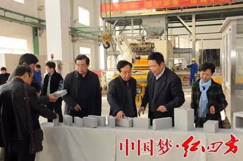 省市老领导参观了新型建材公司和红四方锂电公司，对企业的发展给予高度赞扬