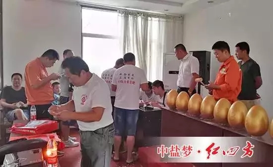 山东单县龙王庙的红四方秋季大蒜肥会开始了，现场定肥就能&ldquo;砸金蛋&rdquo;领大奖！