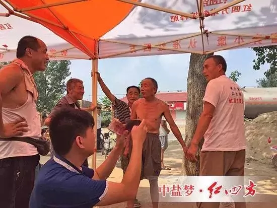河北大名西宋庄订肥场面气氛活跃，&ldquo;我穿起来好看不？！&rdquo;买肥的老汉问。