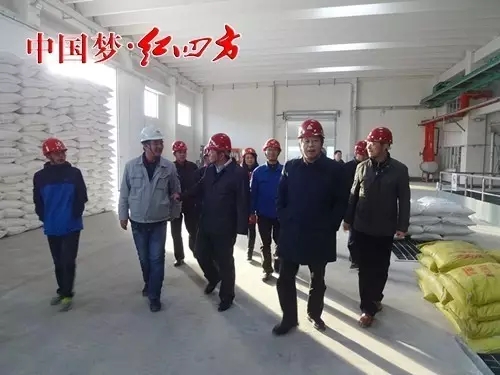 10月27日,中盐红四方总经理方立贵、常务副总经理罗斌、总会计师陈庆年,在中盐红四方总经理助理、吉林红四方肥业公司董事长陈国庆和吉林红四方肥业总经理何义斌的陪同下,现场调研指导吉林红四方肥业复合肥新项目建设、运行情况,肯定吉林红四方的建设成果。 10月27日,中盐红四方总经理方立贵、常务副总经理罗斌、总会计师陈庆年,在中盐红四方总经理助理、吉林红四方肥业公司董事长陈国庆和吉林红四方肥业总经理何义斌的陪同下,现场调研指导吉林红四方肥业复合肥新项目建设、运行情况,肯定吉林红四方的建设成果。