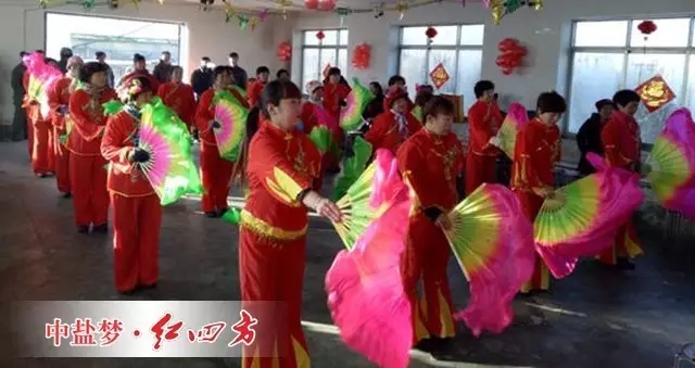 慰问演出结束后，中盐红四方东北公司代表，现场为大家介绍了企业概况，对红四方主要产品和新型肥料进行了详细介绍，传授科学施肥的相关知识，引导农民科学选肥用肥，让农民朋友在购肥的过程中买到货真价实好的肥料，真正使农民实现脱贫致富。